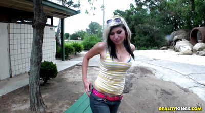 Glamor hottie Tabitha Ann receives a thorough plowing